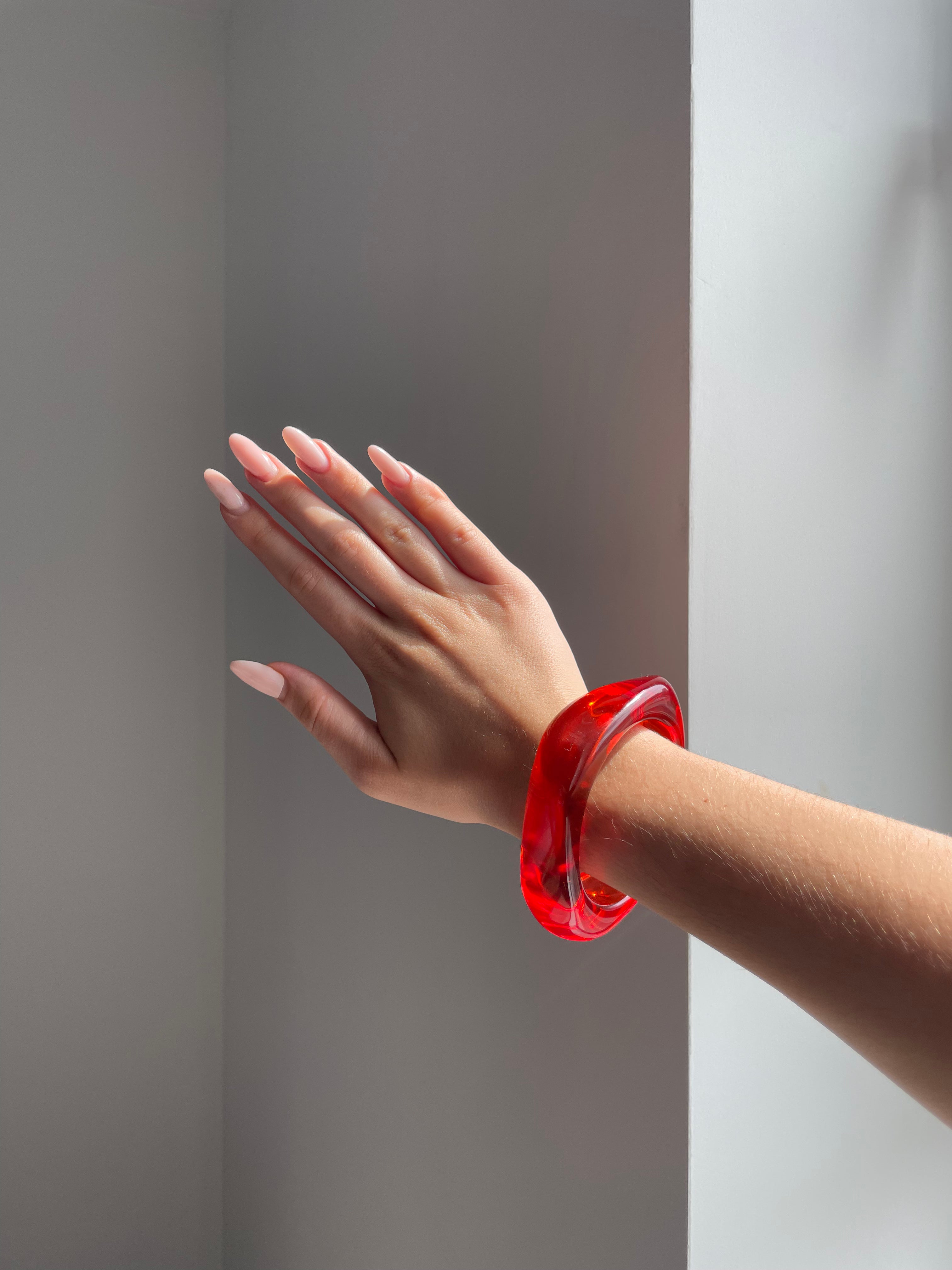 Stylisches Armband in Erdbeerrot - ein lebendiger Akzent für Ihren Look