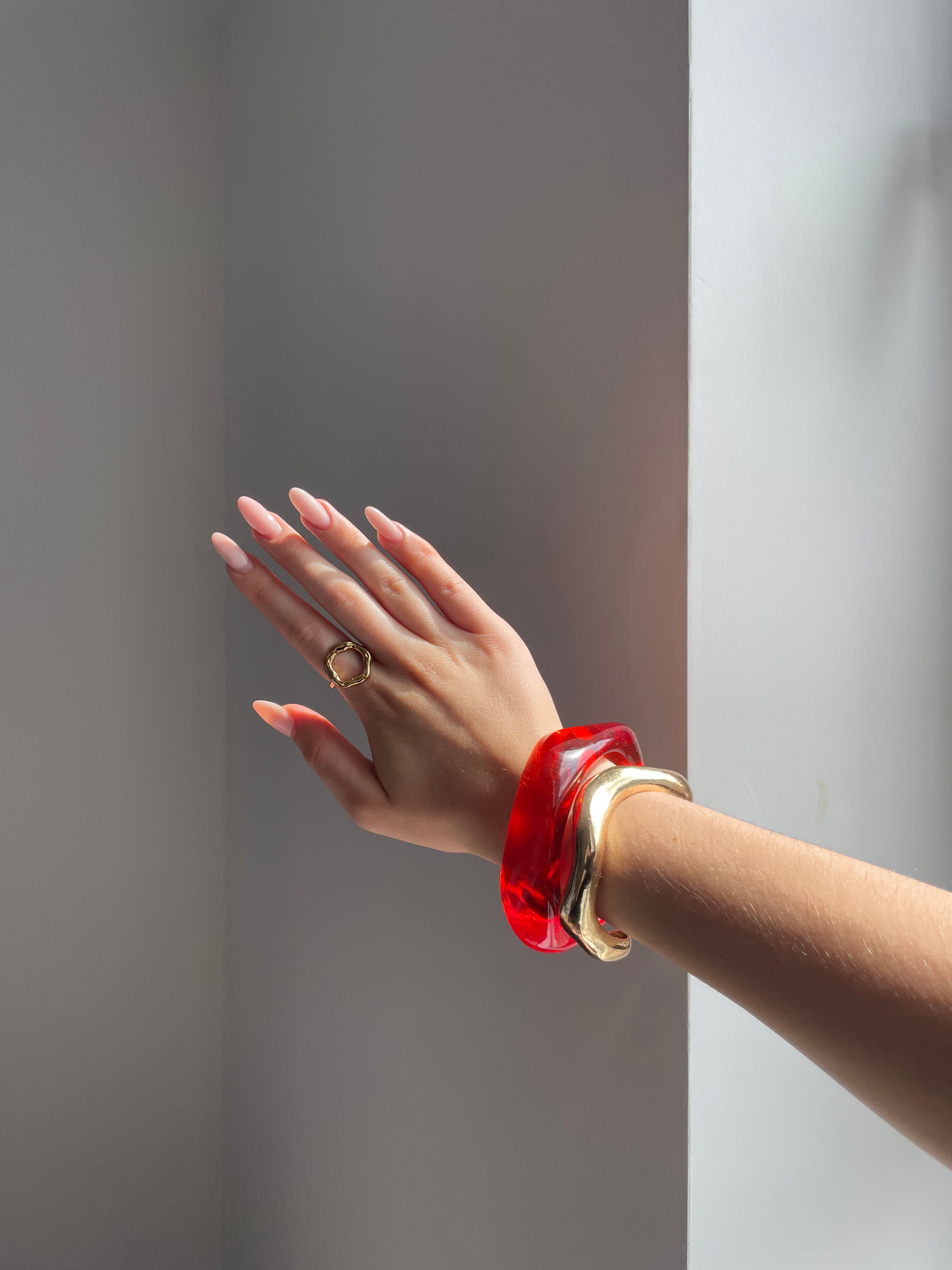 Stylisches Armband in Erdbeerrot - ein lebendiger Akzent für Ihren Look